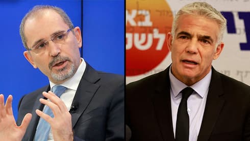 El ministro de Relaciones Exteriores, Yair Lapid (derecha), y su homólogo jordano, Ayman Safadi. (AFP, AP) El ministro de Relaciones Exteriores, Yair Lapid (derecha), y su homólogo jordano, Ayman Safadi.