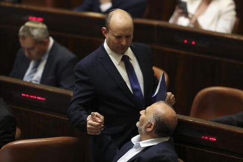 Mansour Abbas, de Raam, y el primer ministro Naftalí Bennett. Lapid no cree que vaya a cambiar algo con el nuevo gobierno. (AP) Mansour Abbas, aquí hablando con el primer ministro Naftalí Bennett, encabeza el primer partido árabe que es miembro de una coalición de gobierno.