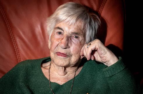 Esther Bejarano durante una entrevista en su piso de Hamburgo, en 2019. 