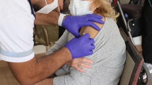 Aplicación de la vacuna contra el coronavirus en un hogar de ancianos. (Motti Kimchi) Aplicación de la vacuna contra el coronavirus en un hogar de ancianos.