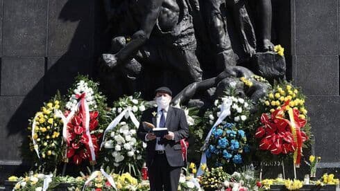 El gran rabino de Polonia, Michael Schudrich, reza en el Monumento a los Héroes del Gueto de Varsovia en el Museo Yad Vashem en Jerusalem en abril.