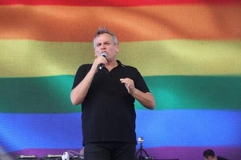 El ministro de Salud, Nitzan Horowitz, durante su discurso en la Marcha del Orgullo Gay en Tel Aviv. (Moti Kimchi) El ministro de Salud, Nitzan Horowitz, durante su discurso en la Marcha del Orgullo Gay en Tel Aviv el mes pasado.