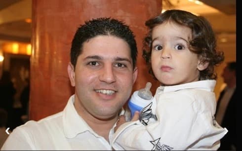 Shalev en los brazos de su padre.