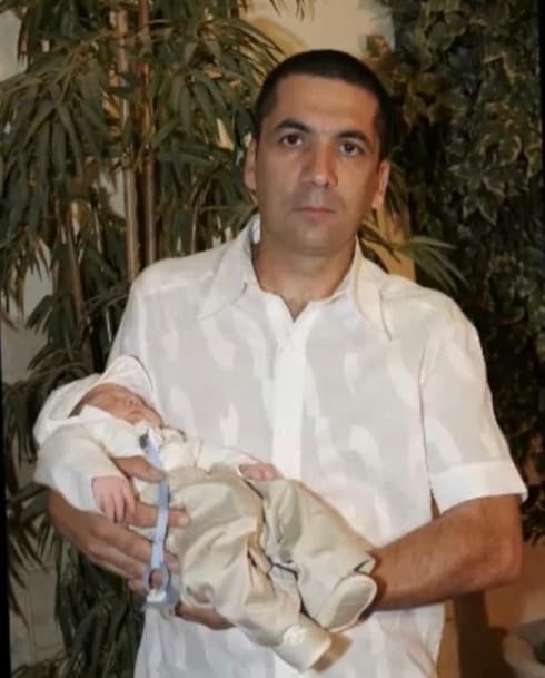 El bebé Liad Or en los brazos de su padre.