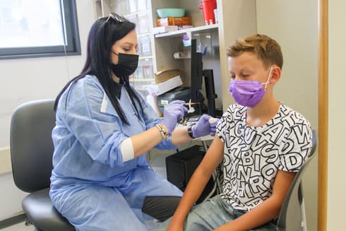 Un niño recibe la vacuna contra el coronavirus en Netanya. 
