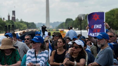Personas asisten durante una protesta contra el antisemitismo en Washington.