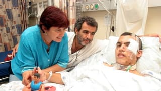 Gilad Lahiani en 2006 junto a sus padres. 