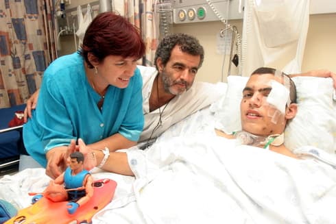 Gilad Lahiani en 2006 junto a sus padres. 