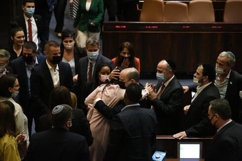 Bennett y otros parlamentarios felicitan a Pinto tras su discurso en la Knesset. (Knesset TV) Pinto Knesset