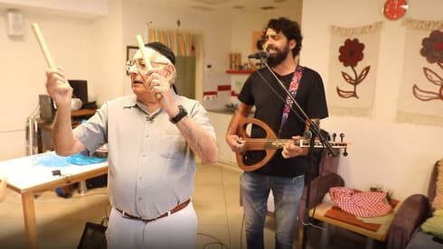 Mordejai Zarai Mizrahi (87) en una clase de música. 