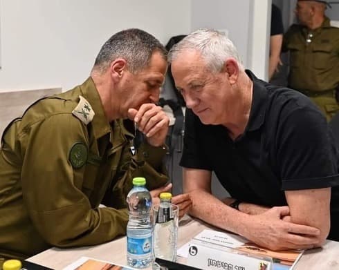 El jefe de las FDI, Aviv Kochavi (izquierda), y el ministro de Defensa, Benny Gantz. (Ministerio de Defensa de Israel) El jefe de las FDI, Aviv Kochavi (izquierda), y el ministro de Defensa, Benny Gantz.