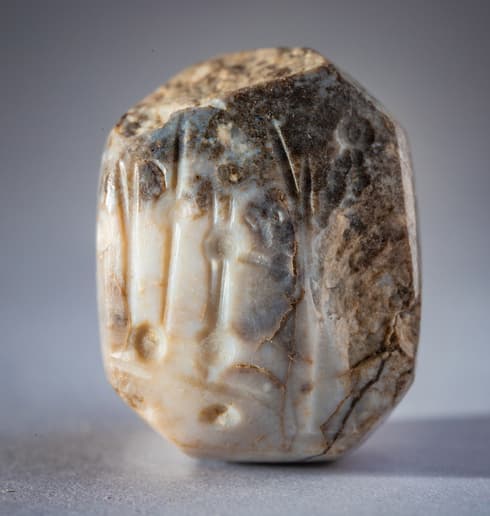 Sello babilonio con la figura de los dioses. 