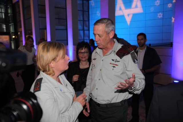 Yifat Tomer-Yerushalmi junto a Benny Gantz. 