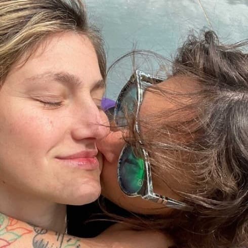 Adi Spiegelman, Julie Pacino y una foto que anuncia el noviazgo. 