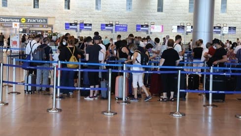 Mientras el gobierno pide evitar los vuelos al extranjero, esta semana se fueron del país entre 29 mil y 37 mil turistas israelíes por día. (Moti Kimchi) Aeropuerto Ben Gurion