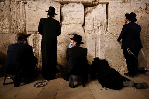 Oraciones de Tisha B'Av en el Muro de los Lamentos. 