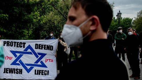 Vigilia contra el antisemitismo frente a una sinagoga en Berlín. 
