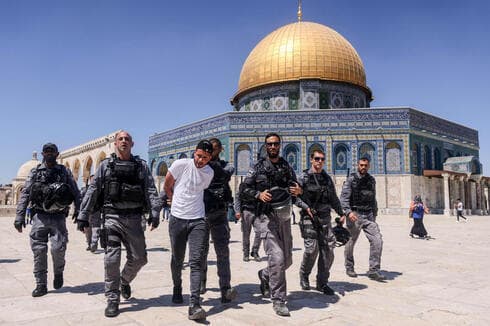 La policía israelí detiene a un manifestante musulman en el Monte del Templo el domingo. (AFP) La policía israelí detiene a un manifestante musulman en el Monte del Templo el domingo.