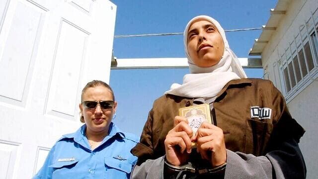Ahlam al-Tamimi mientras es detenida por Israel.