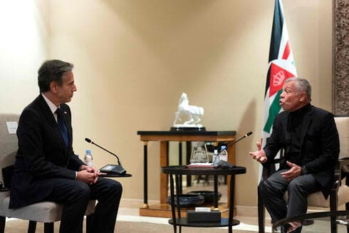 El Secretario de Estado de EE.UU., Antony Blinken, se reúne con el Rey Abdullah II de Jordania en Bayt Al-Urdon, en la capital jordana, Amman.