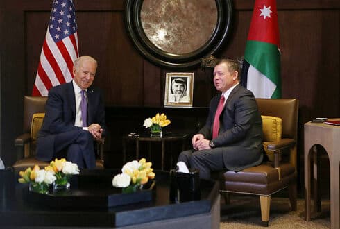 El entonces vicepresidente de Estados Unidos, Joe Biden, se reúne con el rey de Jordania, Abdalá II, en la capital jordana, Ammán, en 2016. 