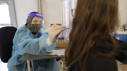 Centro de pruebas de coronavirus en el aeropuerto Ben Gurion. 