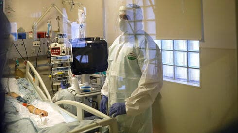 Personal de salud en una sala de atención por COVID-19. 