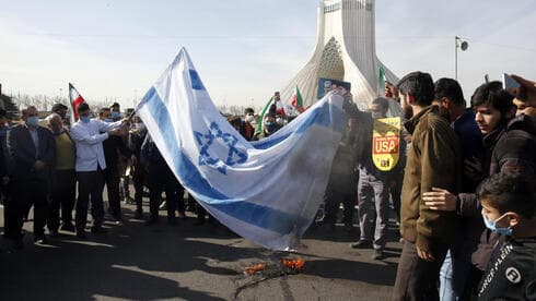 Iraníes quemando una bandera israelí durante el 42 aniversario de la revolución islámica. (EPA) Iraníes quemando una bandera israelí durante el 42 aniversario de la revolución islámica.