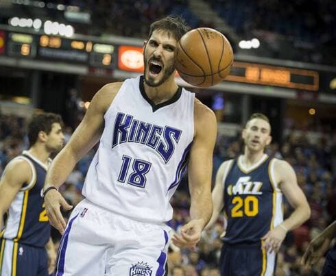 Caspi con la camiseta de los Sacramento Kings en la NBA.