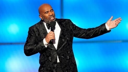 El comediante Steve Harvey será el presentador del evento. 