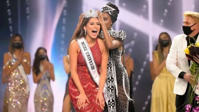 Andrea Meza reacciona al ser coronada Miss Universo 2020. 