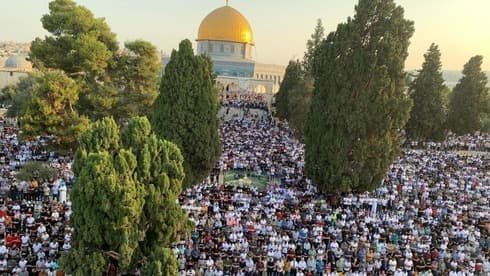Miles de fieles celebran Eid al-Adha en el Monte del Templo.