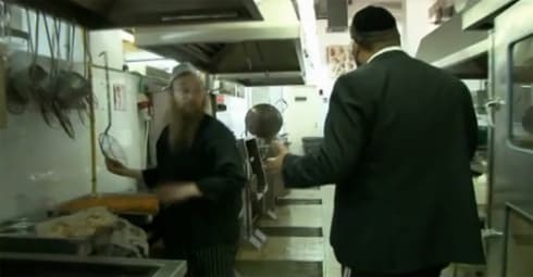 Un mashguiaj supervisa una cocina en un restaurante de Israel. 