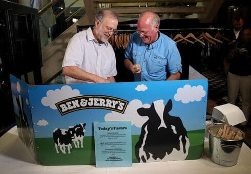 Los fundadores de Ben & Jerry's, Jerry Greenfield (izquierda) y Ben Cohen, durante un evento en Washington en 2019.