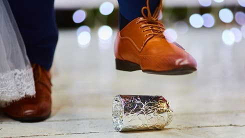 Un hombre a punto de romper una copa, una tradición de los casamientos judíos. (Shutterstock) Casamiento