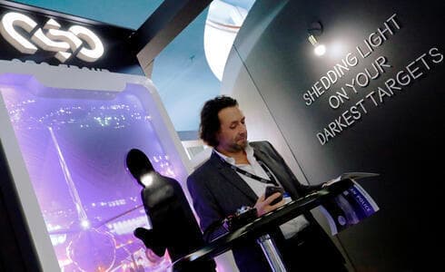 Un hombre busca información en un stand de NSO Group Technologies en el Congreso Europeo de Policía anual en Berlín. (Reuters) Un hombre busca información en un stand de NSO Group Technologies en el Congreso Europeo de Policía anual en Berlín.