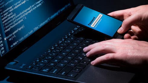 Algunos programas espía ayudaron a las fuerzas policiales a acceder a teléfonos móviles bloqueados. ( Shutterstock ) Algunos programas espía ayudaron a las fuerzas policiales a acceder a teléfonos móviles bloqueados.