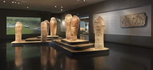 Galería de entrada al ala arqueológica de Samuel y Saidye Bronfman, en el Museo de Israel en Jerusalem. (Museo de Israel) Galería de entrada al ala arqueológica de Samuel y Saidye Bronfman, en el Museo de Israel en Jerusalem.
