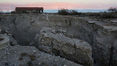 Sumideros en el complejo turístico abandonado de Ein Gedi. 