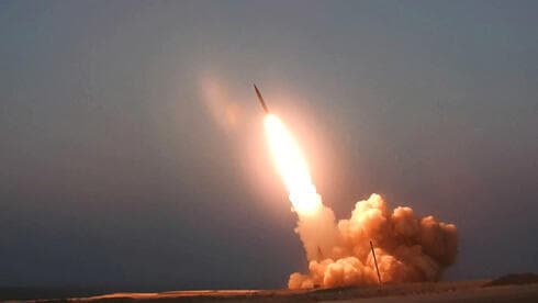 Un misil presentado por Irán es lanzado en un lugar desconocido de Irán. 