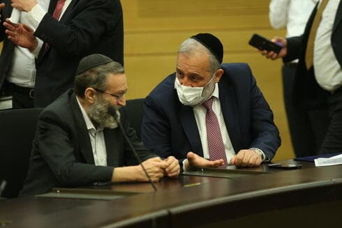 Moshe Gafni, líder de Judaísmo Unido de la Torá, junto a Arye Deri, de Shas. (: Amit Shabi ) Moshe Gafni, líder de Judaísmo Unido de la Torá, junto a Arye Deri, de Shas.
