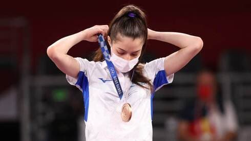 Avishag Semberg luce su medalla de bronce. 