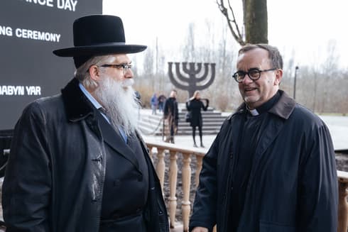 El padre Desbois dedicó varios años al estudio del Holocausto judíos. 
