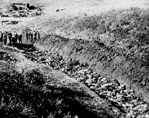 Durante la Shoá cientos de miles de judíos fueron asesinados a tiros de manera sistemática. (AP) Fosa Común Shoá
