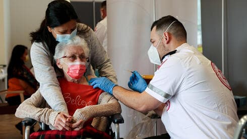 Una mujer recibe una tercera dosis de refuerzo contra el coronavirus en una vivienda asistida en Netanya. 