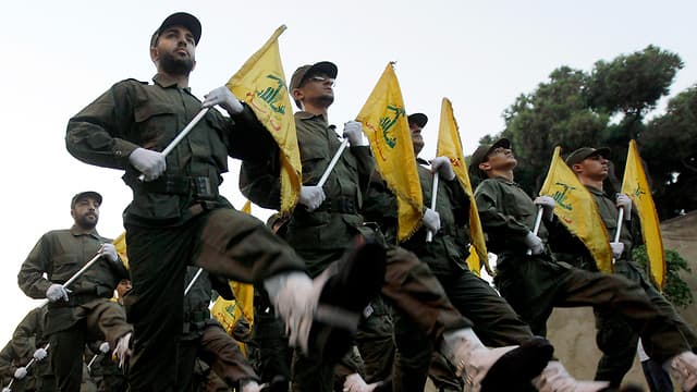 Líbano ante dos caminos: la paz con Israel o la ayuda iraní a través de Hezbollah. (AP) Combatientes de Hezbollah marchan en el Líbano.