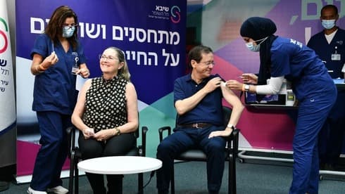 Itzjak y Mijal Herzog dieron inicio a la campaña de la tercera dosis de la vacuna contra el coronavirus en Israel. 