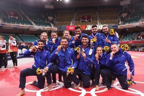 El equipo de judo de Israel muestra sus medallas de bronce. 