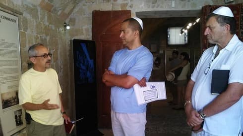 Moise Katumbi durante una visita a una sinagoga de Rodas, donde vive su familia judía. Moise KatumMoise Katumbi durante una visita a una sinagoga de Rodas, donde vive su familia judía.bi.