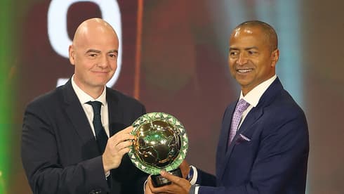 Katumbi recibe el premio al presidente del club de fútbol más destacado de África. (EPA) Katumbi recibe el premio al presidente del club de fútbol más destacado de Áfrico